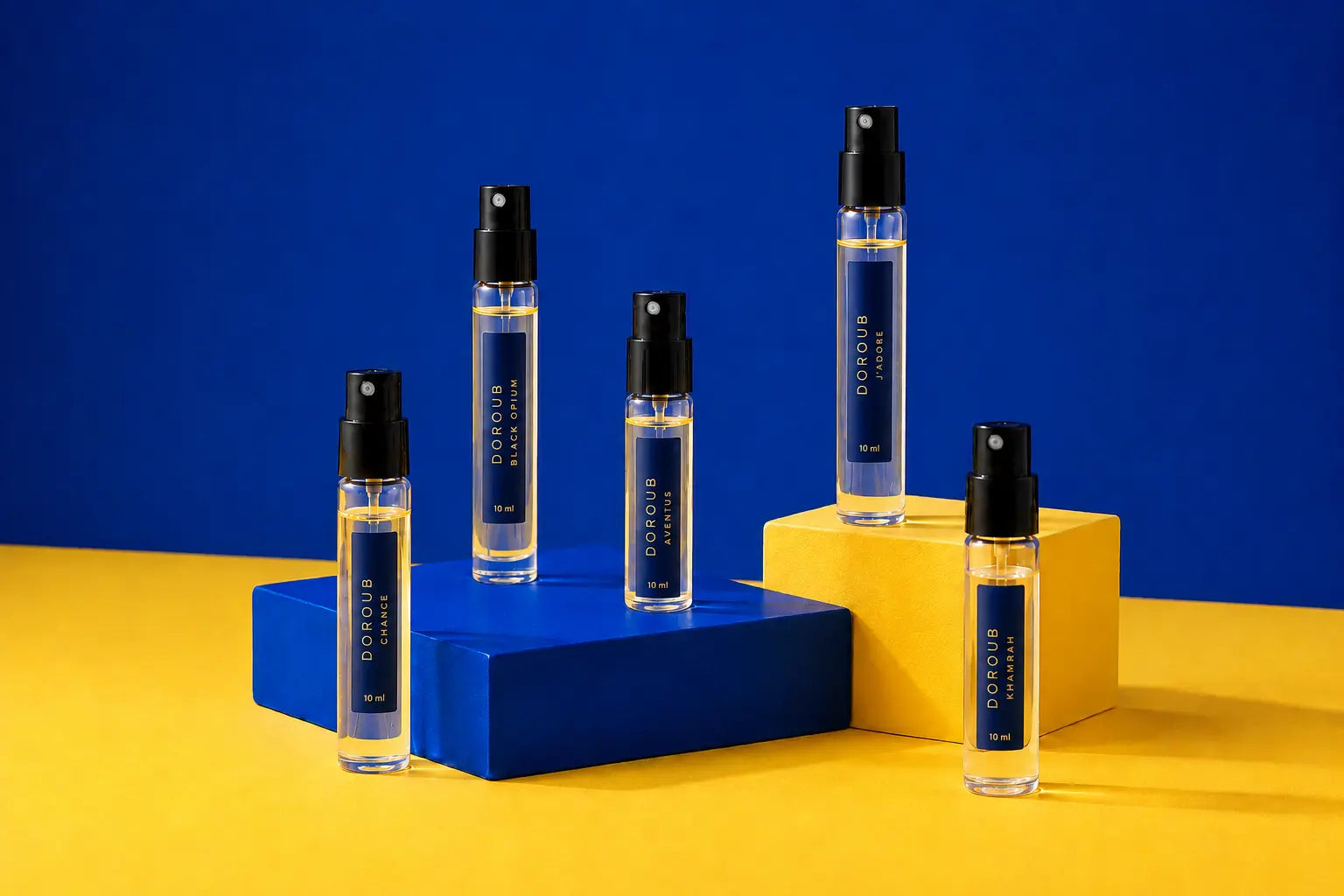 Cinq vaporisateurs Doroub sur des socles bleus et jaunes